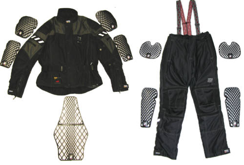 Motorradbekleidung mit den zugehörigen Schutzprotektoren für Schulter, Ellbogen, Hüfte, Knie und Wirbelsäule.
