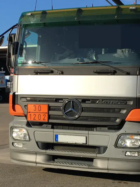 Gefahrgut-Lkw mit orangefarbener Warntafel