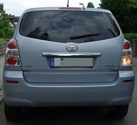 Fahrzeug mit eingeschaltetem Rückfahrscheinwerfer